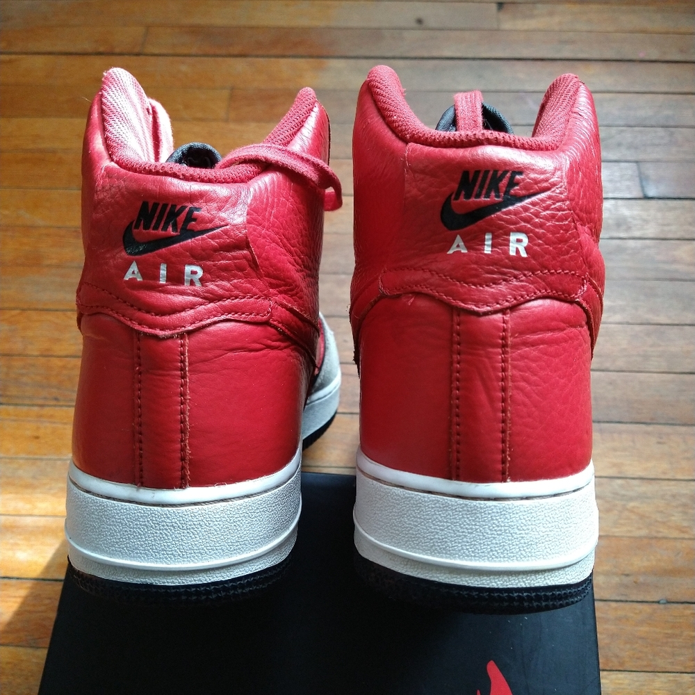 Nike - Picture 4 of 6